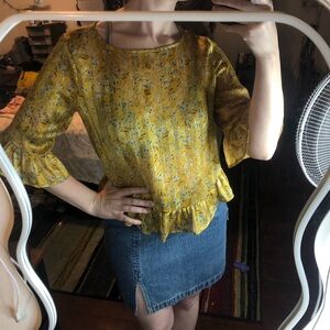 4/$25 Yellow shimmer floral peplum blouse with ruffled flare sleeves